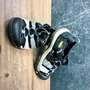 Keen Close toes sandals Big Kids Gray black Hiking water shoes